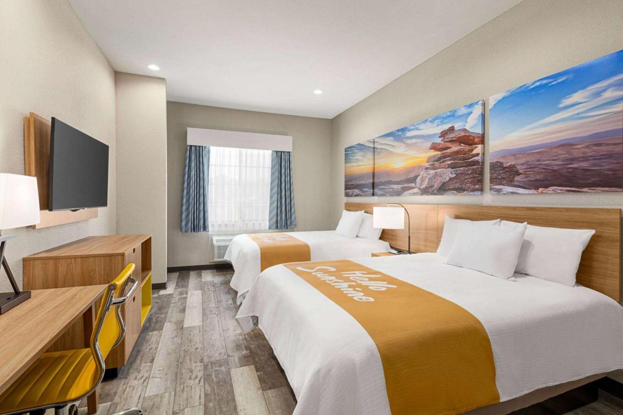 Days Inn & Suites By Wyndham Greater ทอมบอล ภายนอก รูปภาพ